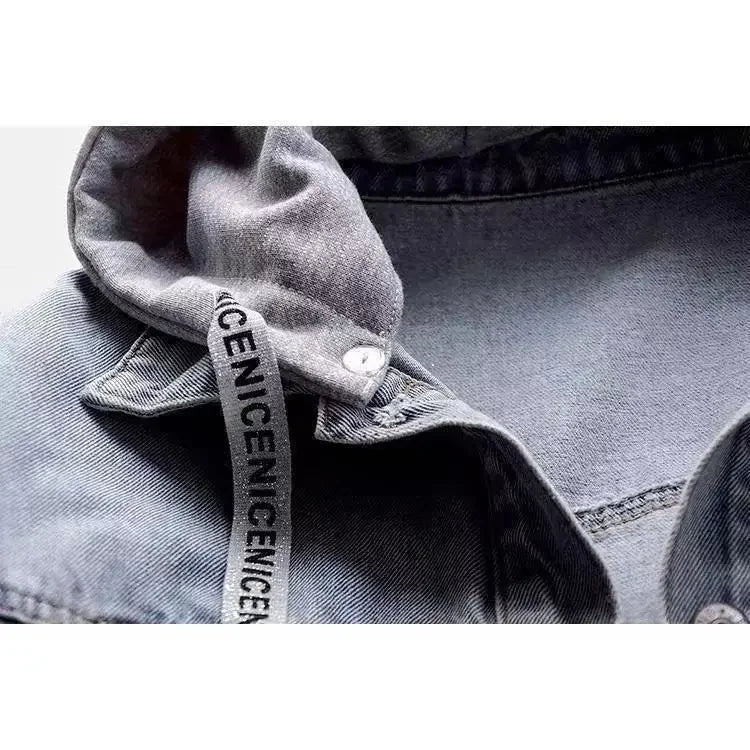 Blå denimjacka med grå avtagbar luva, lös passform