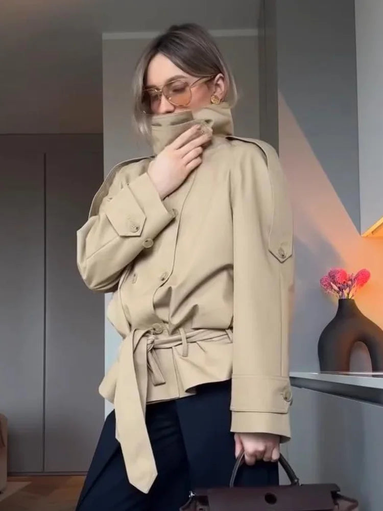 Kort beige dubbelknäppt jacka med ståkrage och knytskärp