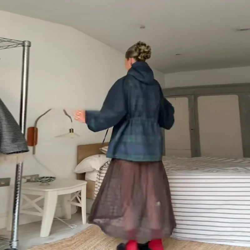 Rutig damjacka med huva och dragsko