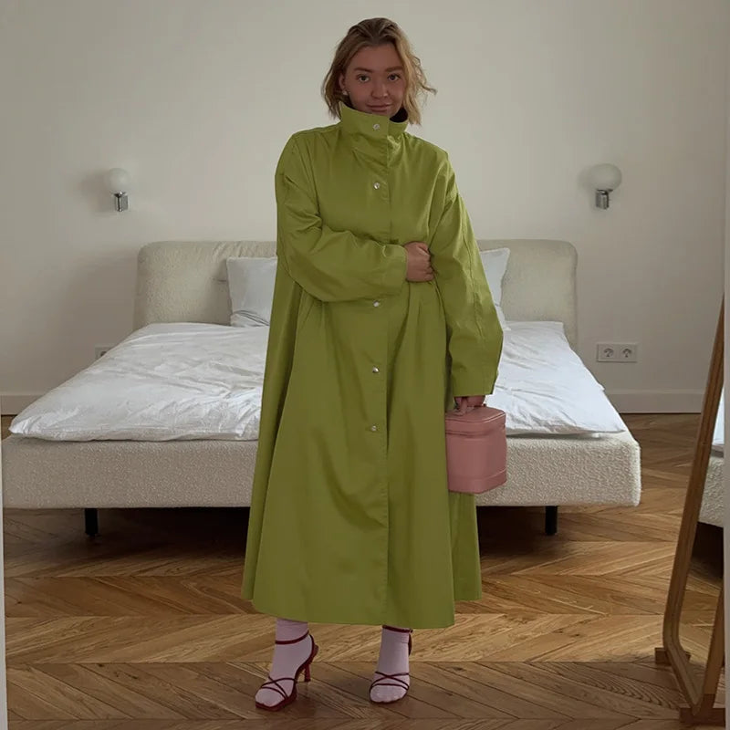 Lång trenchcoat med hög krage och puffärmar för dam