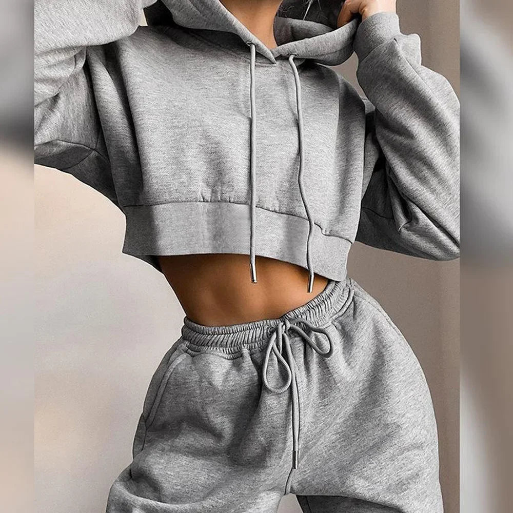 Damers tvådelat set – sportigt och trendigt set med croppad hoodie och byxor för vardag och fritid