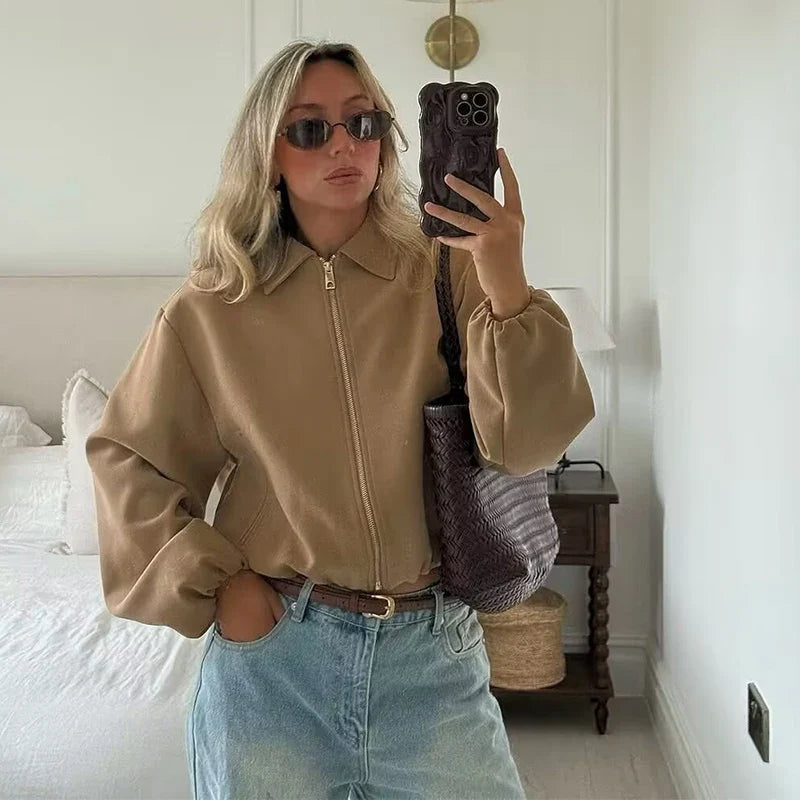 Kort damjacka med krage och dragkedja, oversize-ärmar