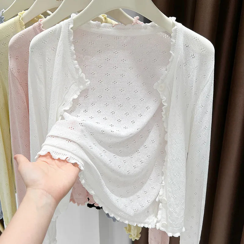 Rosa perforerad kort kofta med volangdetaljer och knappar