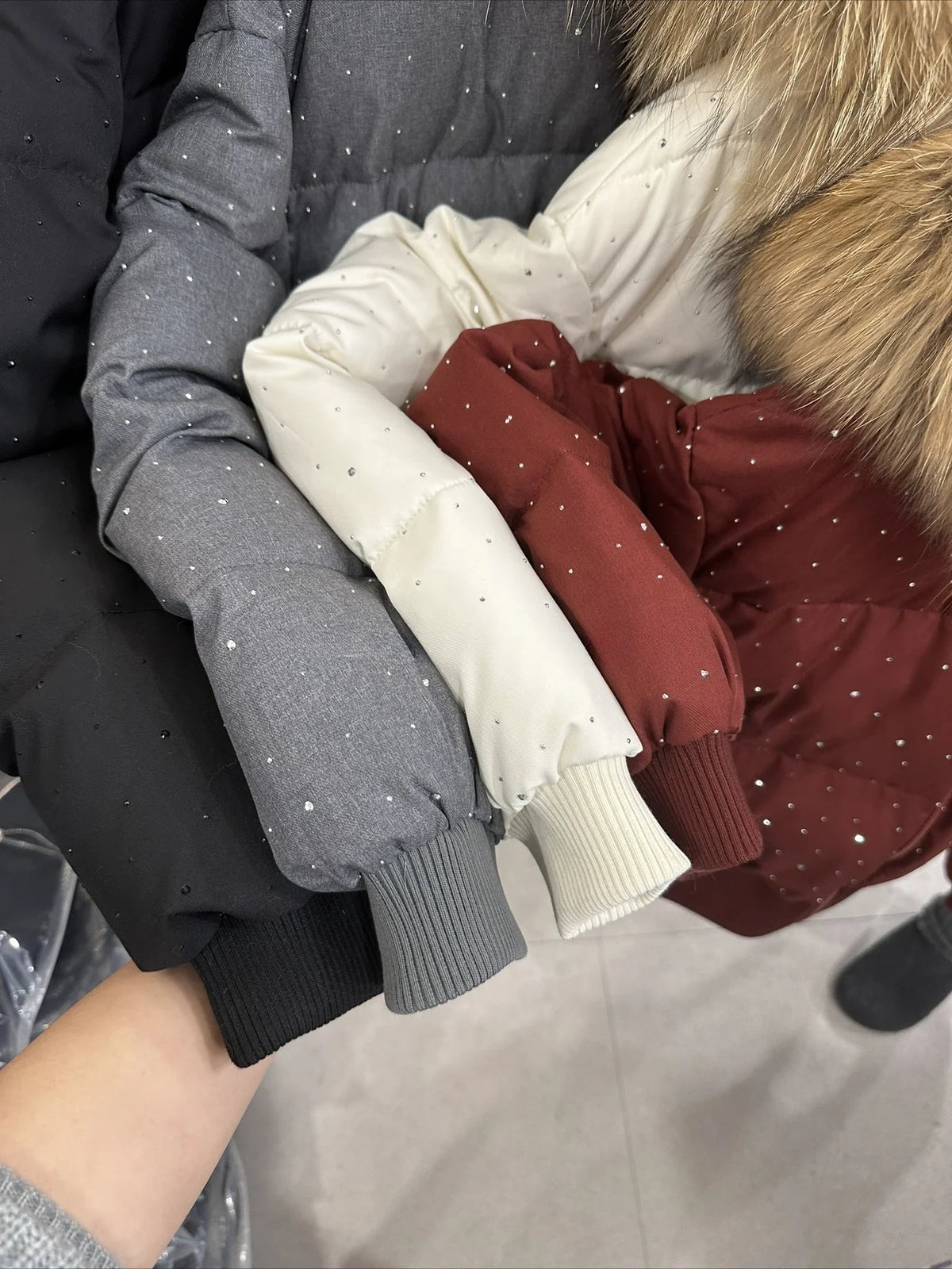 Dam vinterjacka med pälskrage och mjukt material
