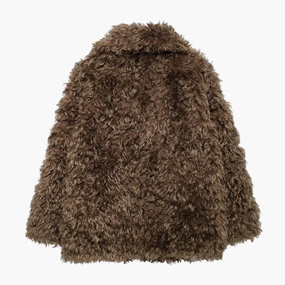 Damdunjacka i trendig oversized fuskpäls – Statement-plagg för höst och vinter