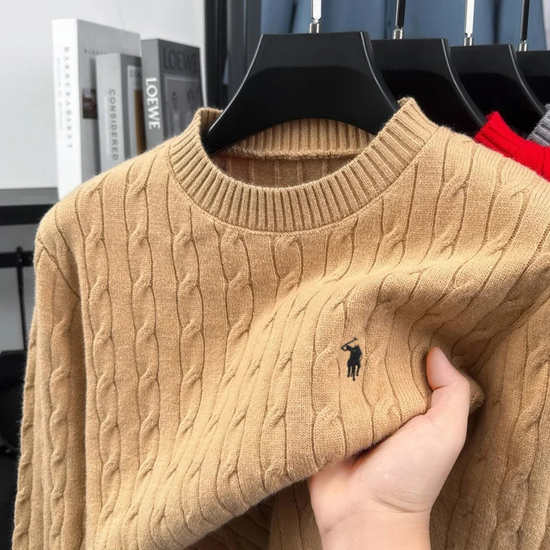 Kabelstickad tröja med rund hals och broderad logga för män