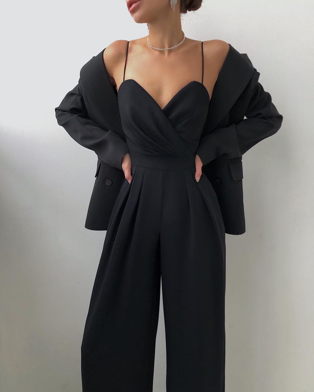 Damernas eleganta jumpsuit med vida ben och smala axelband – perfekt för fest och vardag