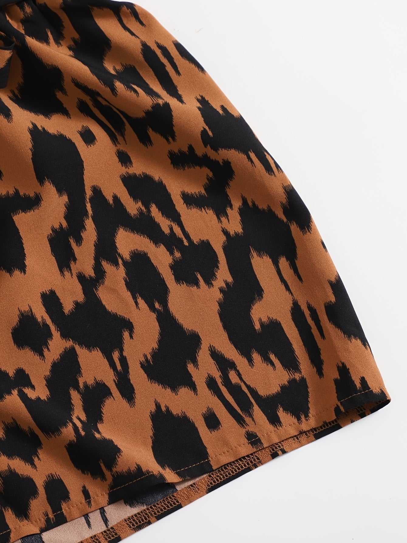 Dam Set Trendigt Asymmetriskt Linne och Shorts med Djurmönster – Perfekt för Sommar och Fritid