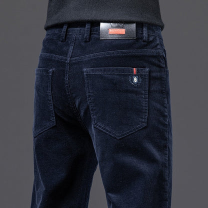 Smalpassade herrjeans med stretch för sommaren