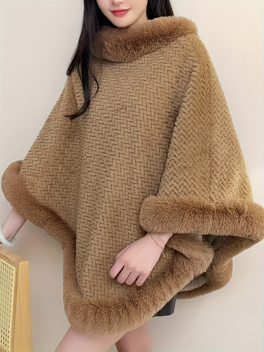 Varm mönstrad poncho med fuskpälsdetaljer runt hals och nederkant