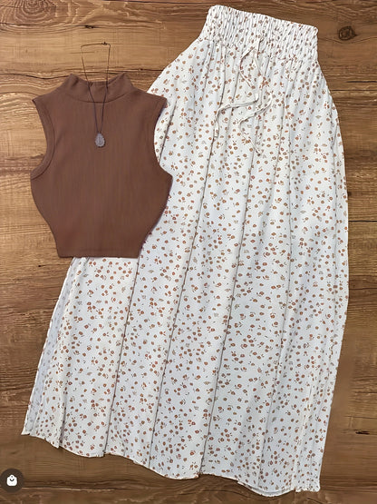 Damlinne med hög hals och blommiga shorts, elegant sommarset