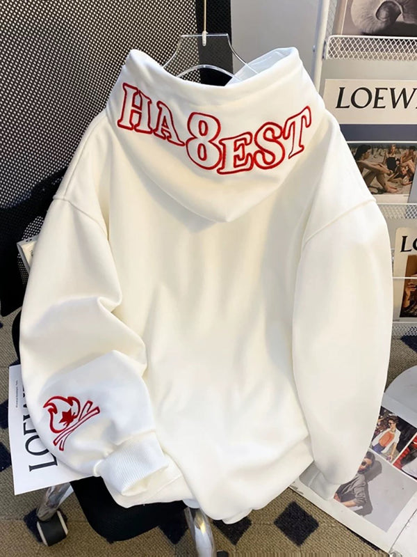 Vit hoodie med rött broderat tryck på rygg och ärm