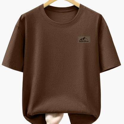 Herr T-shirt med minimalistisk bergslogga – Avslappnad och trendig vardagsstil