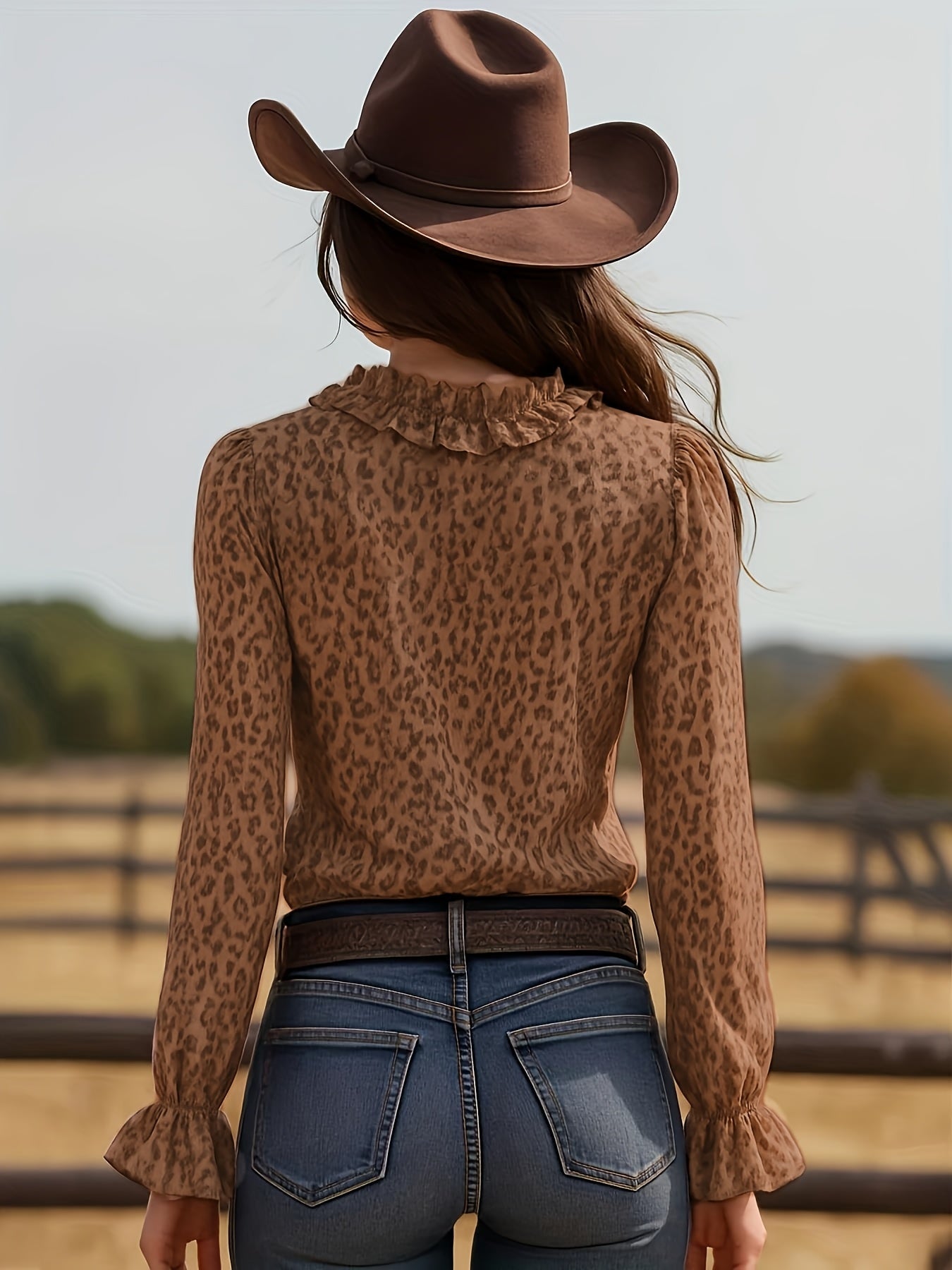 Damblus Elegant Leopardmönstrad med Volanger och V-ringning – Perfekt för Fest och Vardag