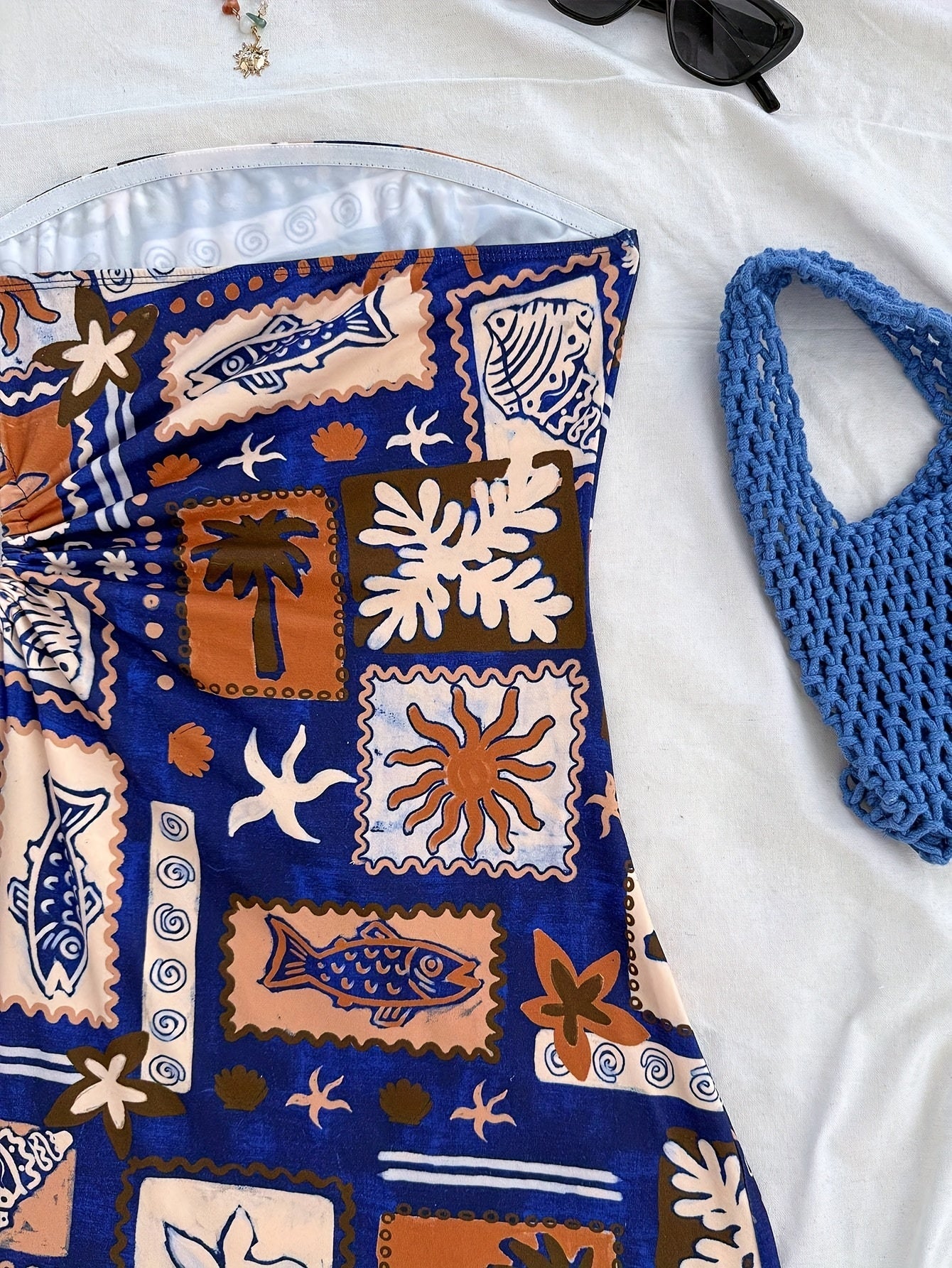 Dam Strandklänning Med Bandeau-Design Och Tropiska Motiv – Perfekt För Semester Och Sommar