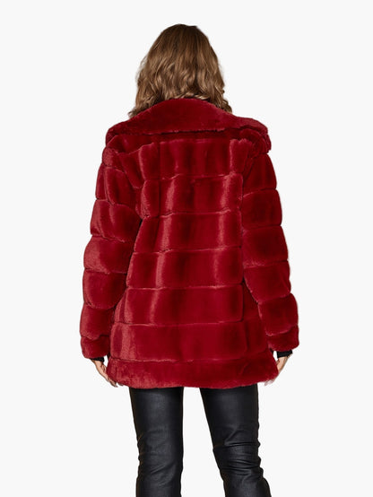 Damjacka i modern pälskänsla – trendig höst- och vinterkappa för urbana looks