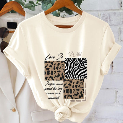 Dam T-shirt med djurmönster och inspirerande text – Trendig vardagstop med leopard- och zebramotiv