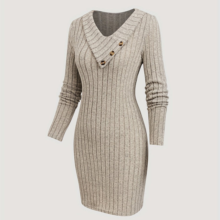 Ribbad figurnära klänning med V-ringning och knappar, beige