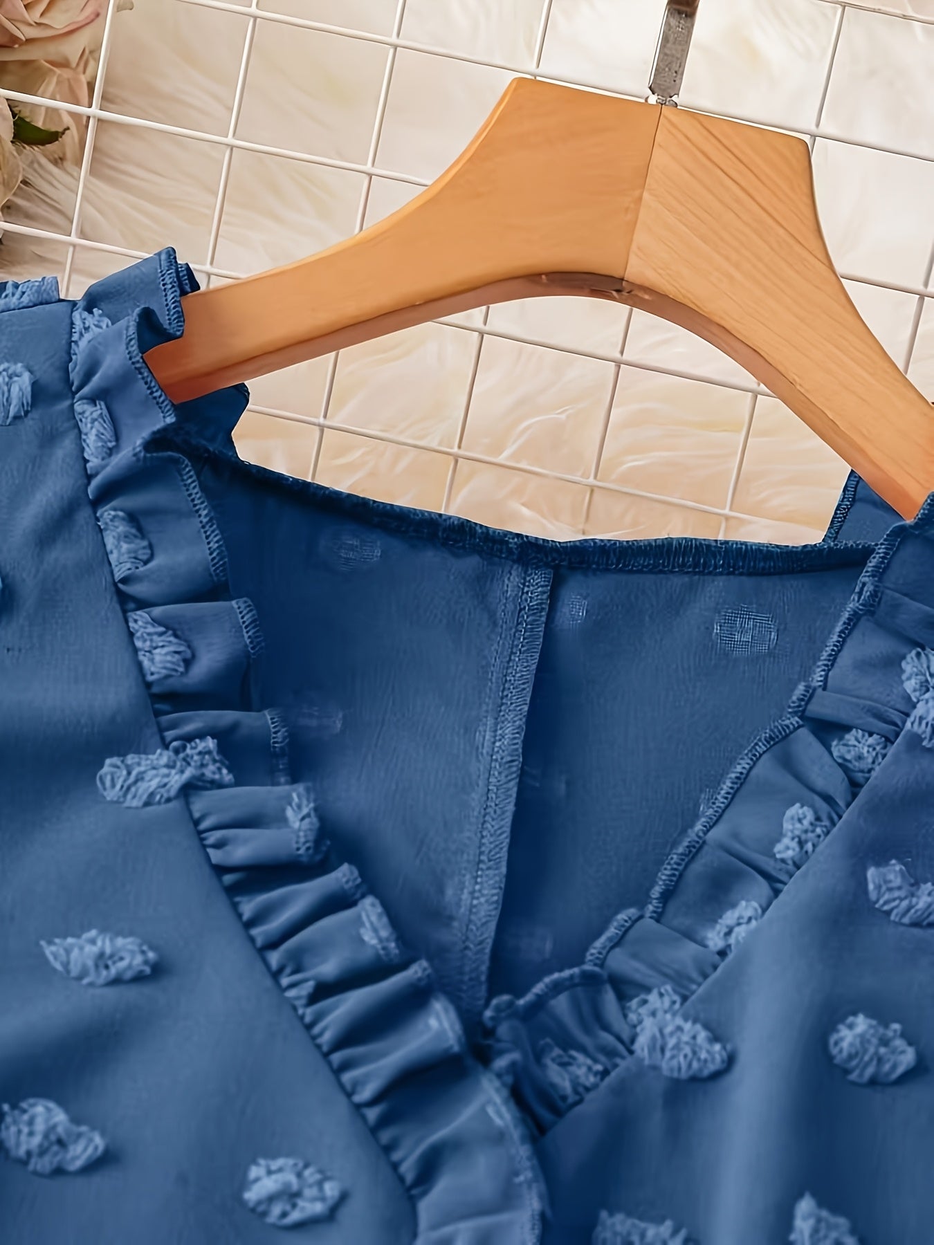 Dam Elegant Blus med Volangdetaljer och V-ringning för Vardagsbruk