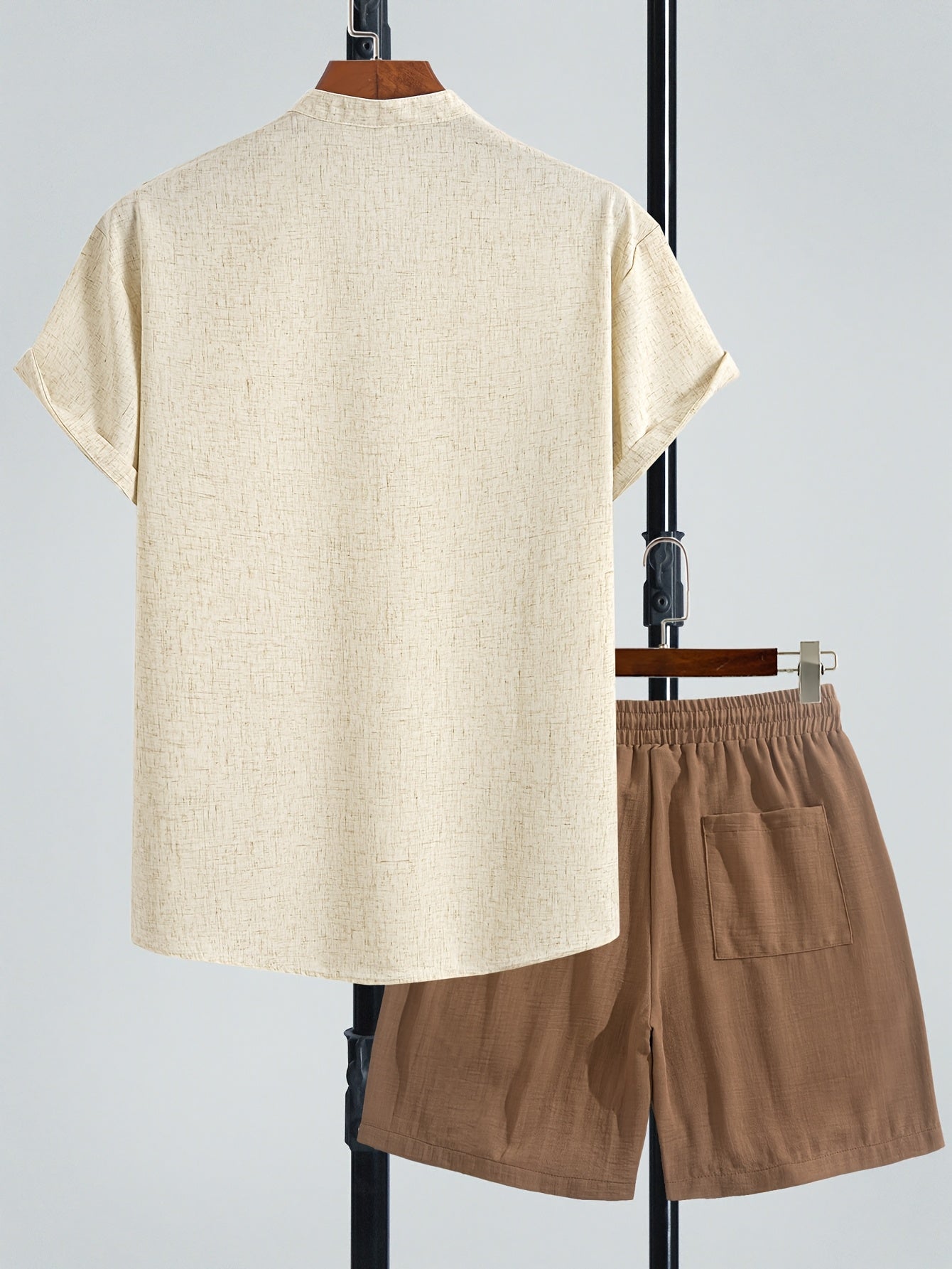 Herrset – Modern kortärmad Henley-tröja och avslappnade shorts – Perfekt för sommar och semester