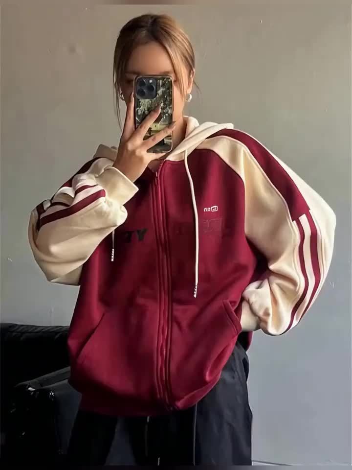 Damhoodie med dragkedja, huva och tre ränder på ärmarna