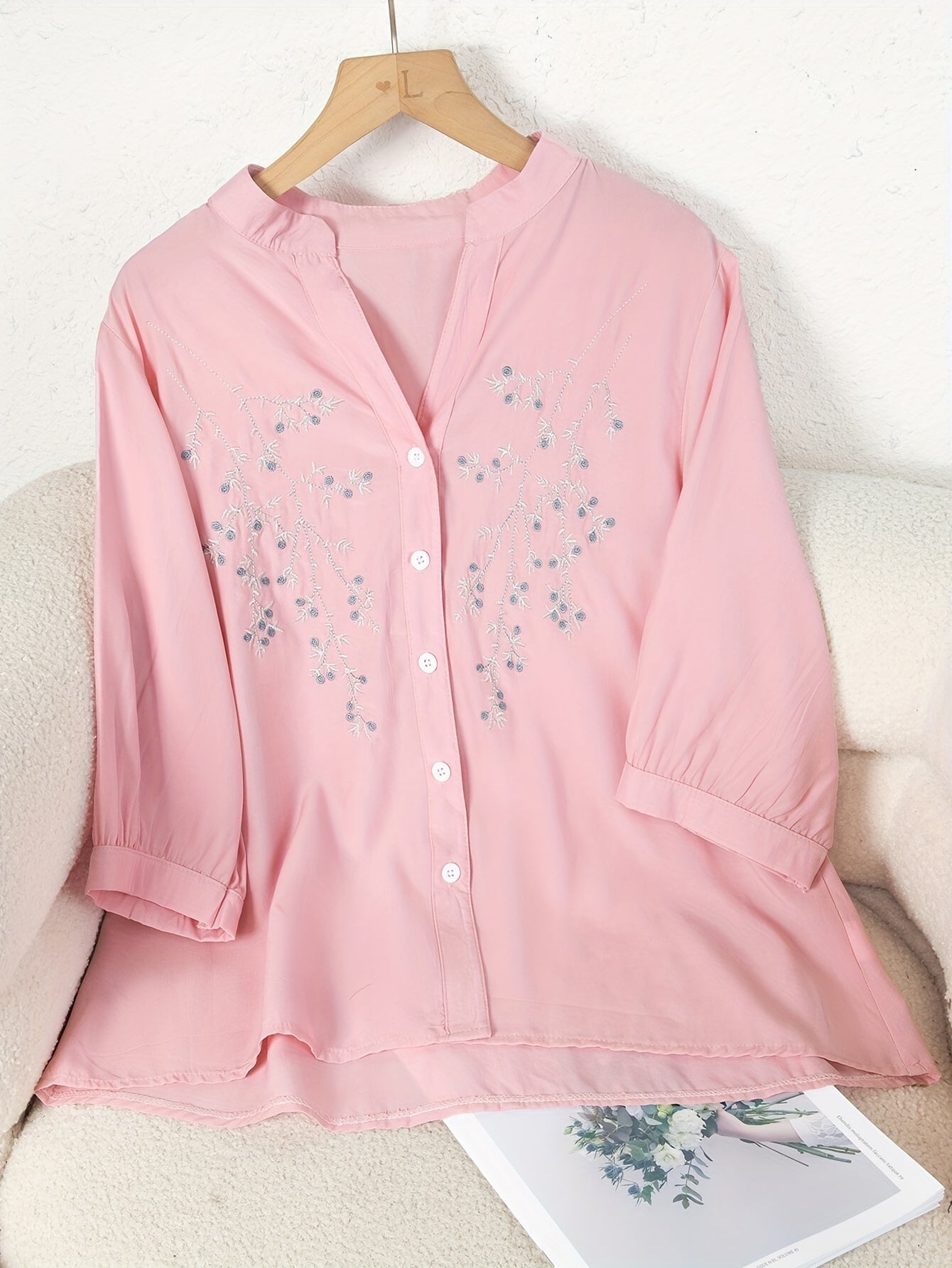 Dam Elegant Blus med Broderade Blommor och Ståkrage – Perfekt för Sommar och Arbete
