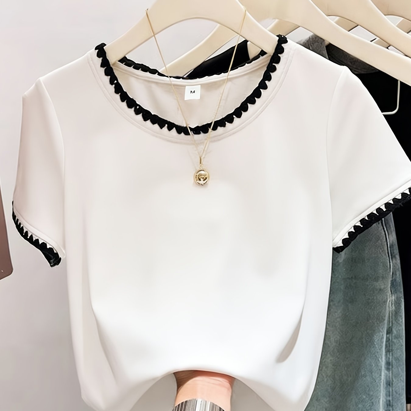 Dam Topp med Dekorativ Kant och Elegant Stil för Vardagsbruk och Fest