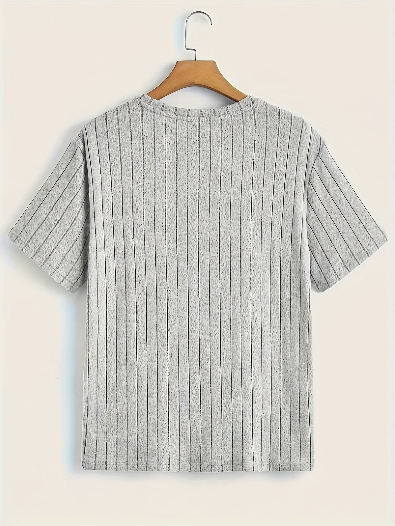 Herr T-shirt med trendigt ribbat mönster och avslappnad passform – Perfekt för vardag och stilrena lager på lager-outfits