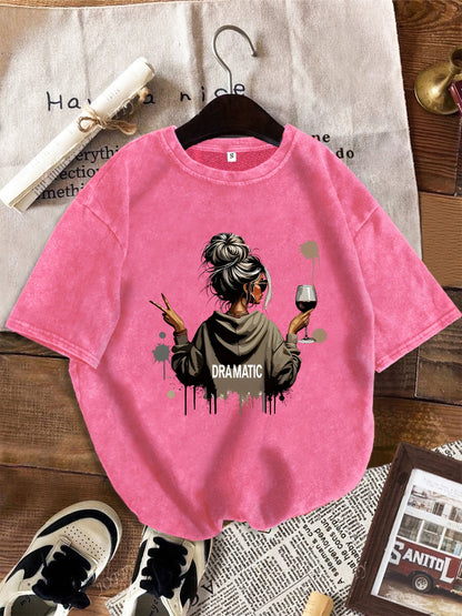 Dam T-shirt med tryck – Dramatic, avslappnad stil, perfekt för vardag och fritid