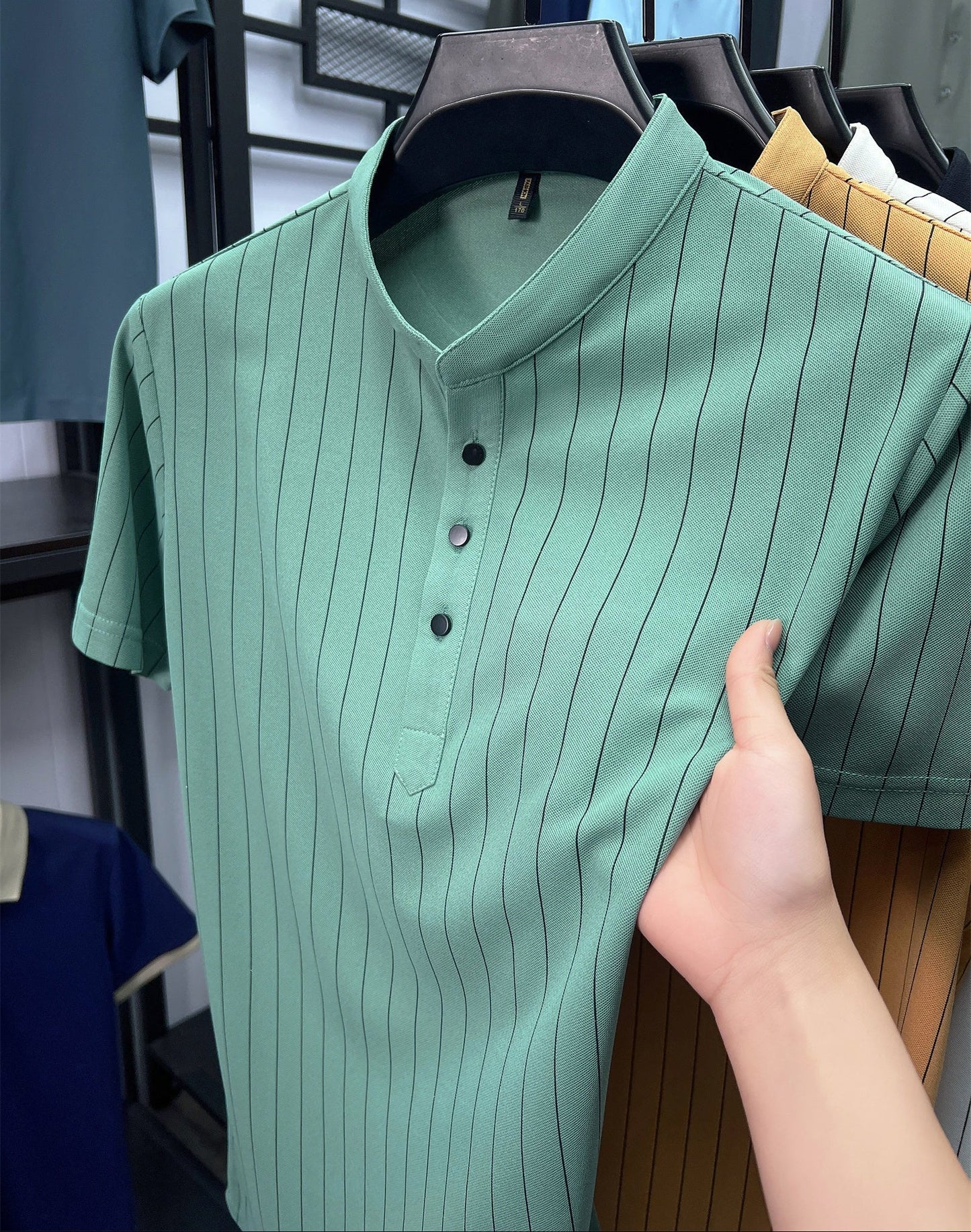 Herrskjorta med kort ärm och ståkrage – Stilren randig design för smart-casual och vardagsbruk