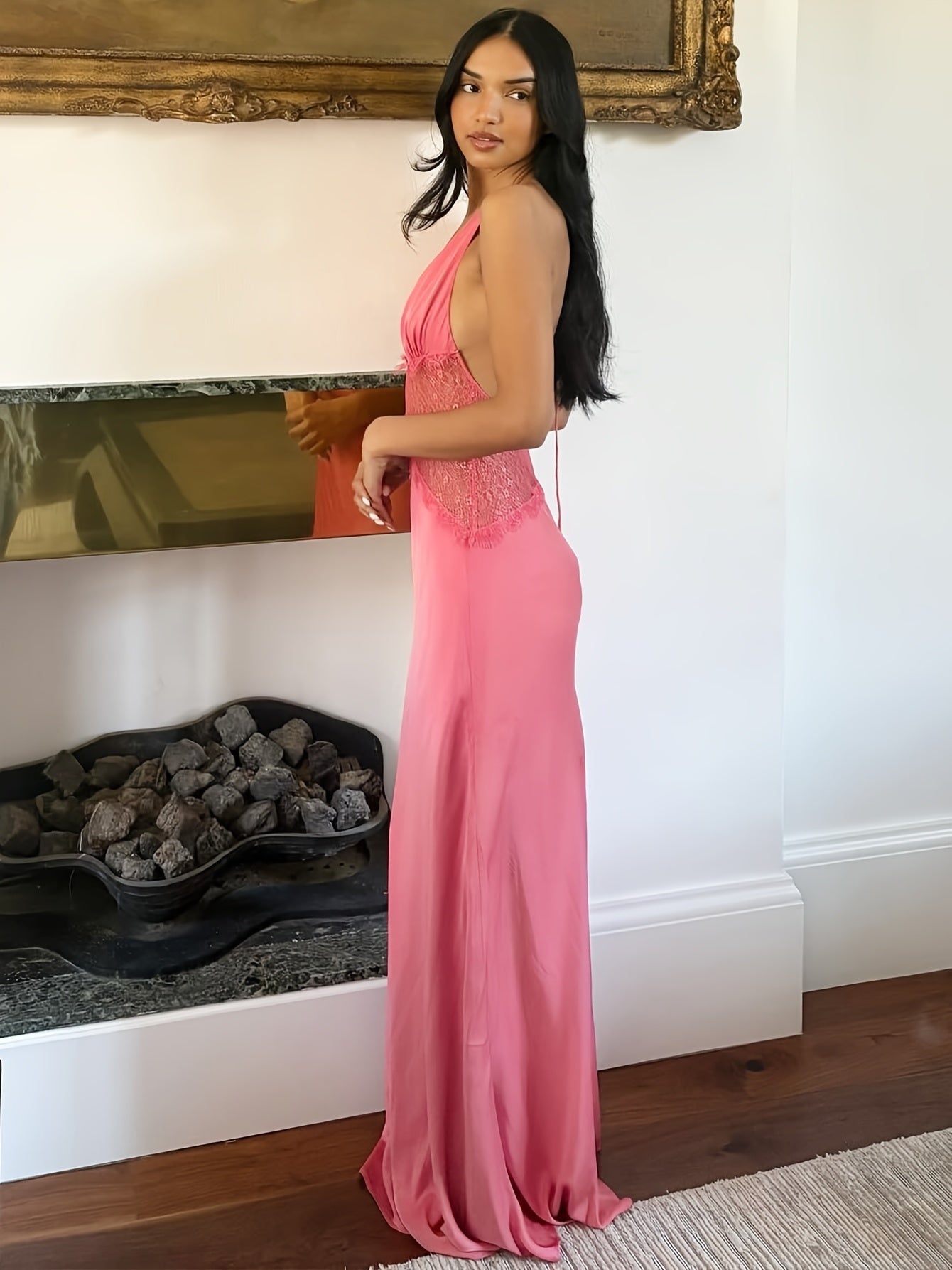 Damernas elegant lång aftonklänning med djup V-ringning och spetsliv för fest och gala