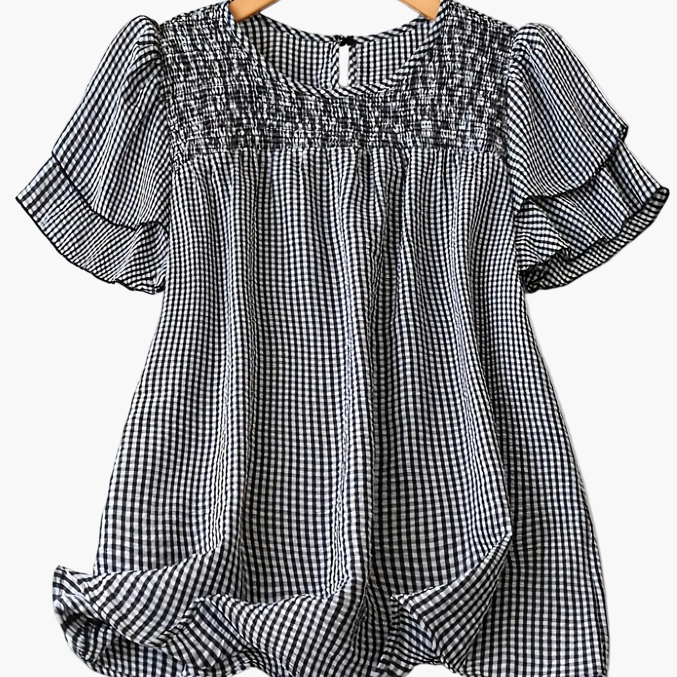 Dam Elegant Prickig Sommarblus med Rynkad Detalj och Korta Ärmar