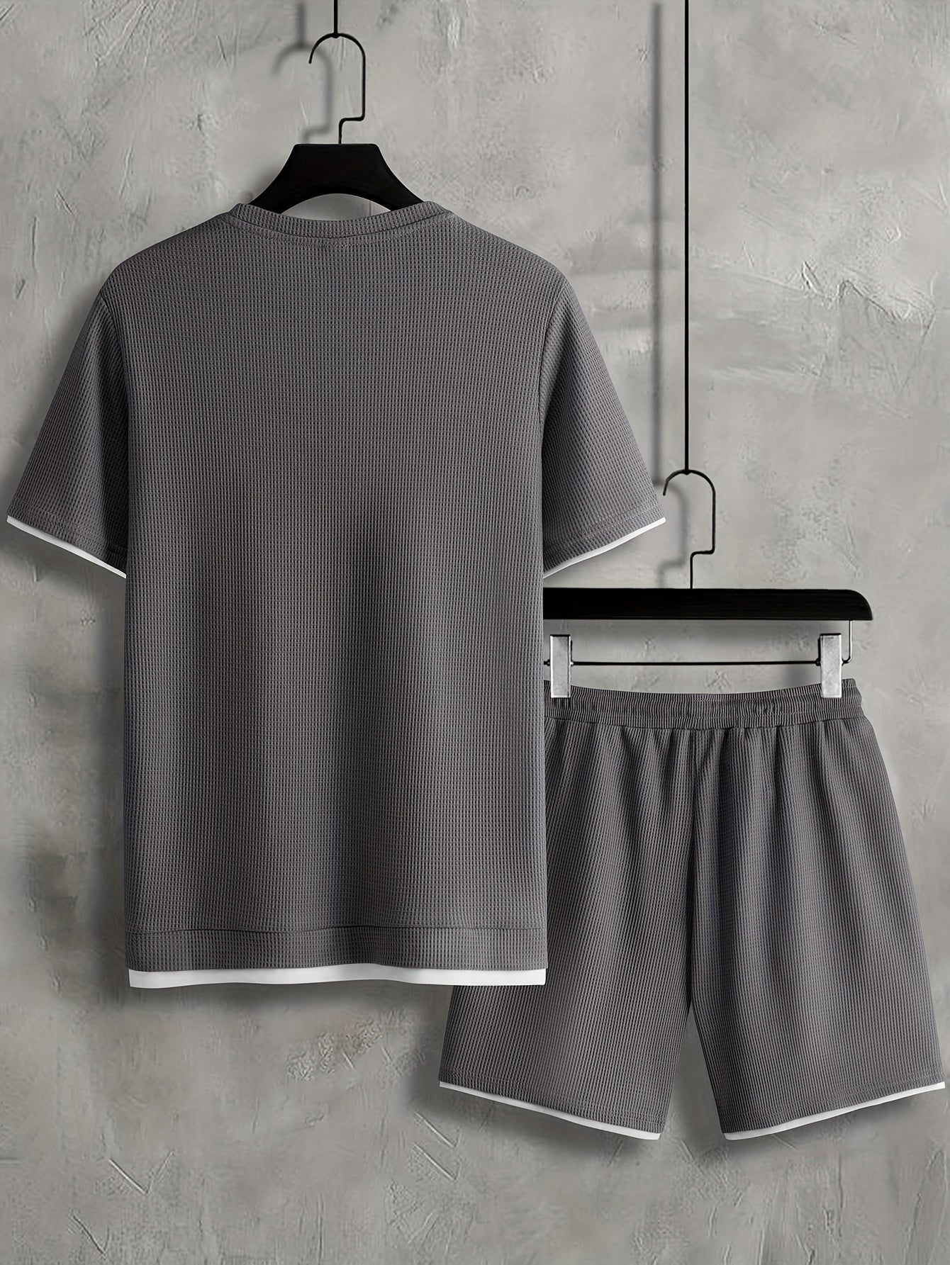 Herrarnas avslappnade set med t-shirt och shorts – perfekt för sommaren, sport och vardag