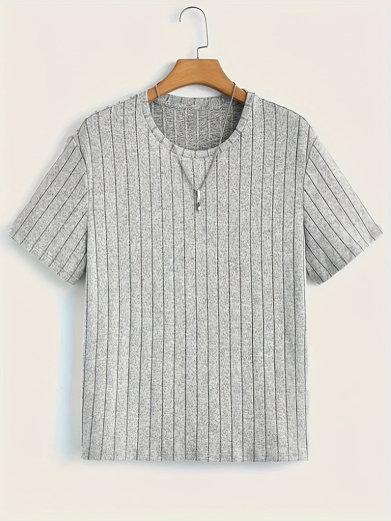 Herr T-shirt med trendigt ribbat mönster och avslappnad passform – Perfekt för vardag och stilrena lager på lager-outfits