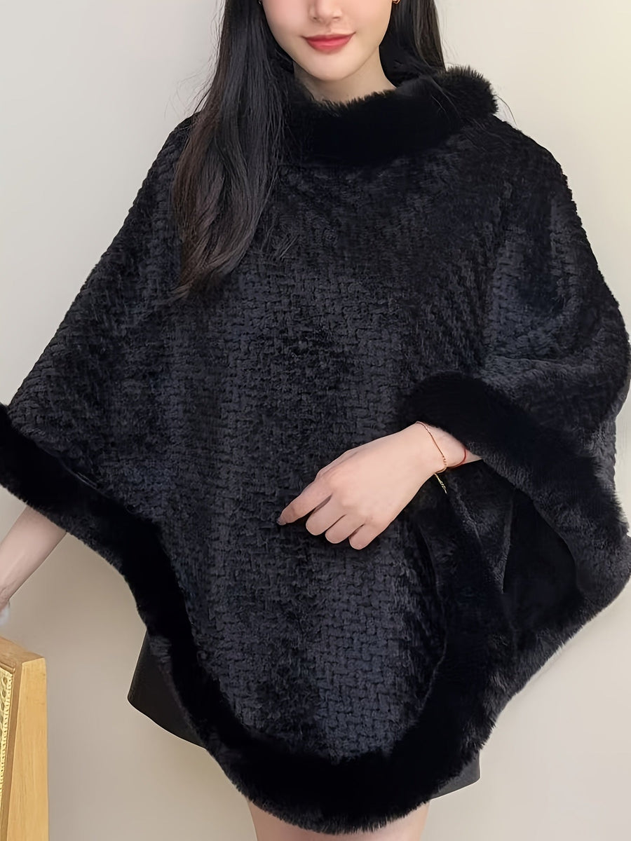 Varm mönstrad poncho med fuskpälsdetaljer runt hals och nederkant