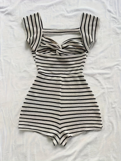 Dam Playsuit med Ränder – Stickad Kort Sommaroverall med Twistdetalj
