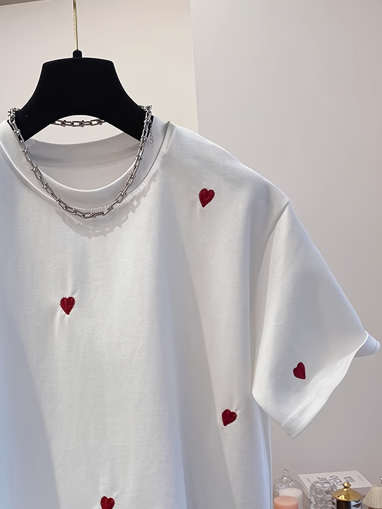 Dam T-shirt med broderade hjärtan – casual stil för vår och sommar