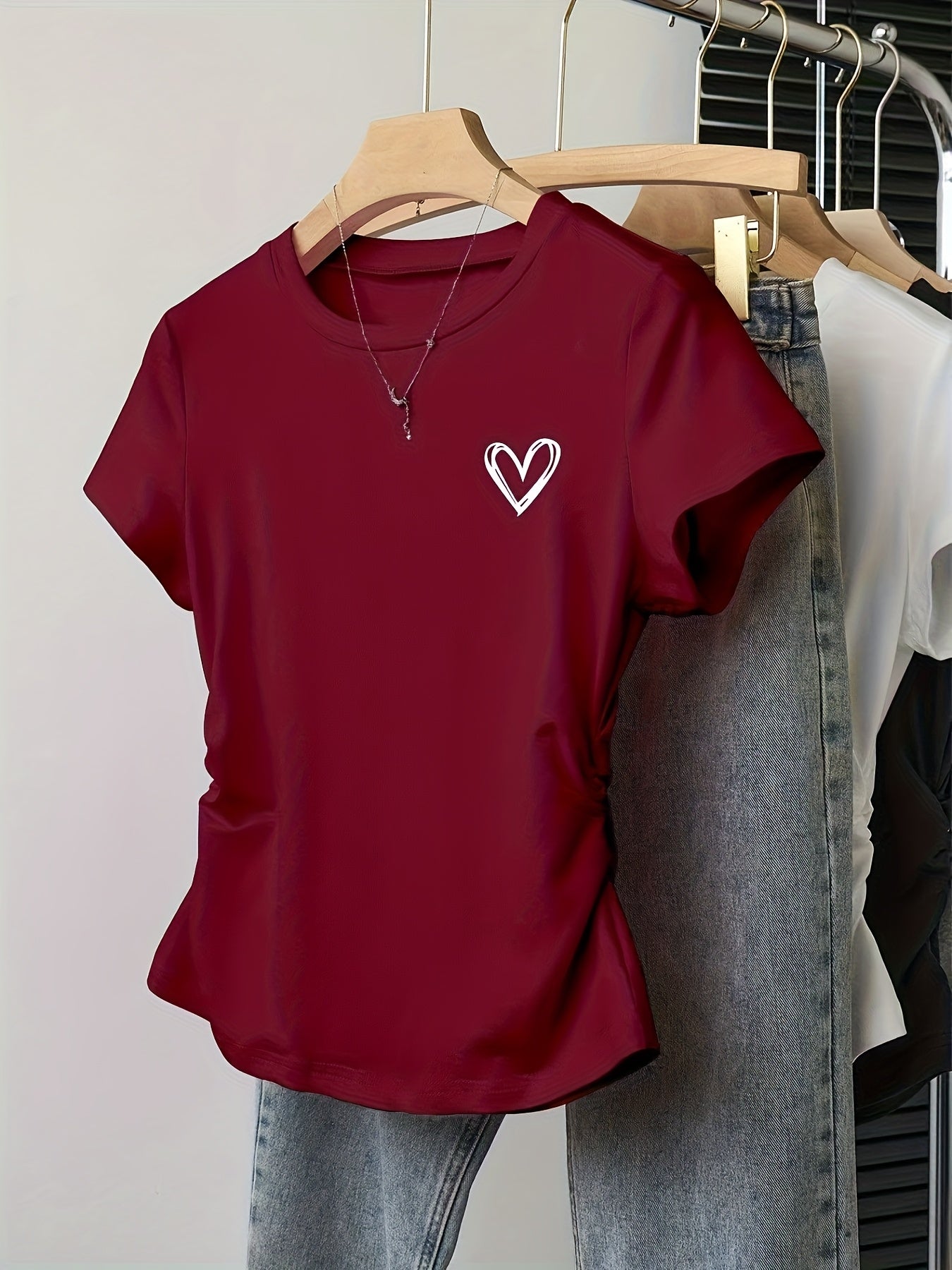 Dam T-shirt med hjärtmotiv och smickrande passform – Trendigt vardagsplagg