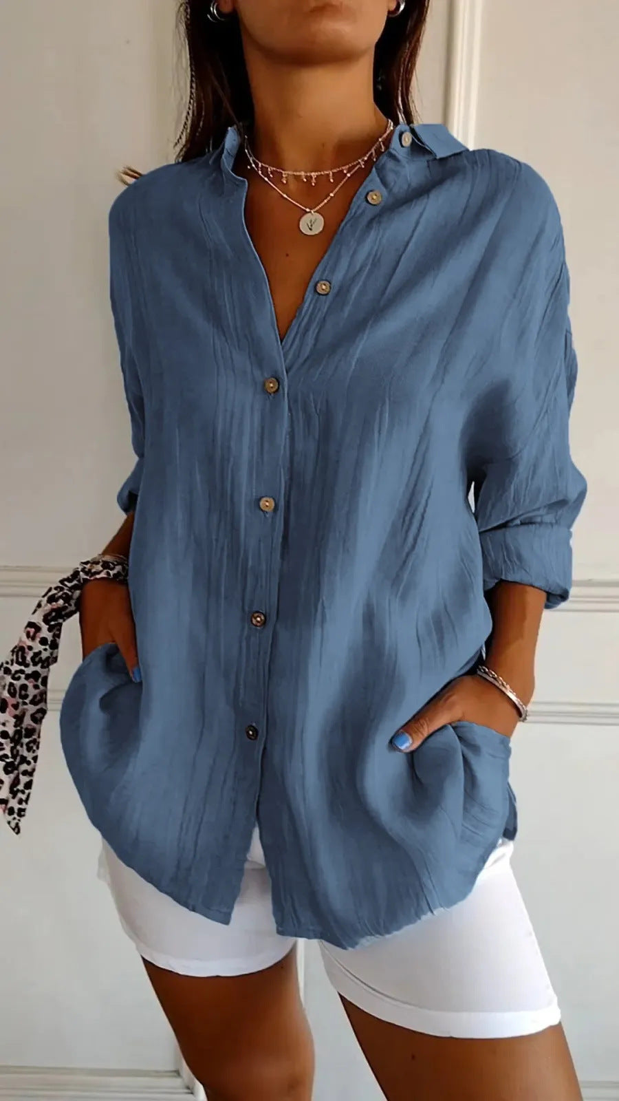 Joy – Långärmad Blus med Enkelknäppning och Plissering