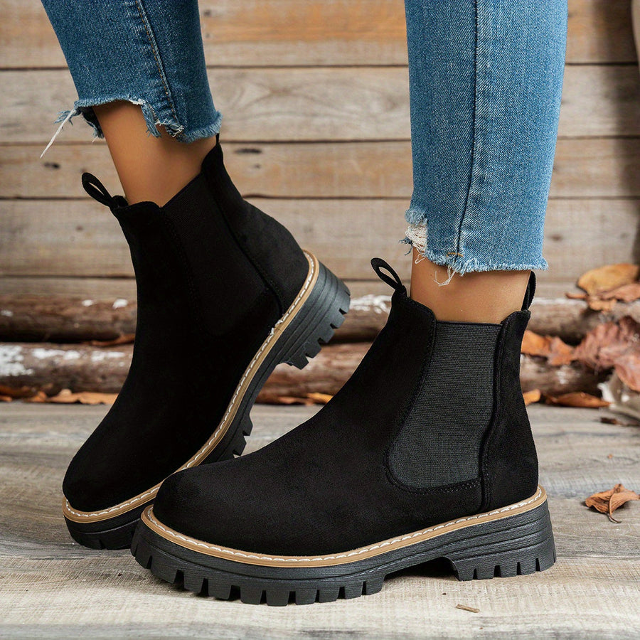 Chelseaboots med Grov Sula, Platt Klack och Elastiska Paneler