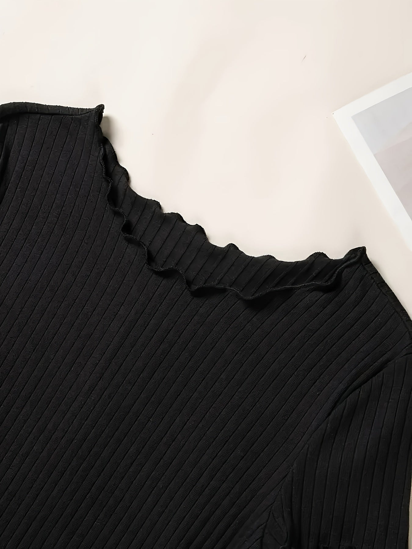 Dam Topp med Ribbade Ränder och Vågad Kant – Vardagsstil & Elegant Basplagg