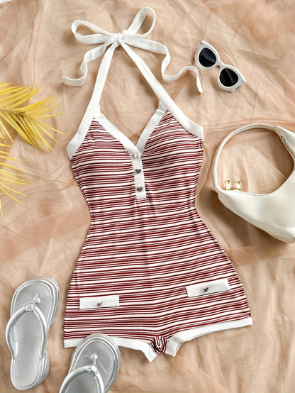 Damers eleganta randiga sommarplaysuit med knytdetalj och v-ringning – perfekt för semester och strand