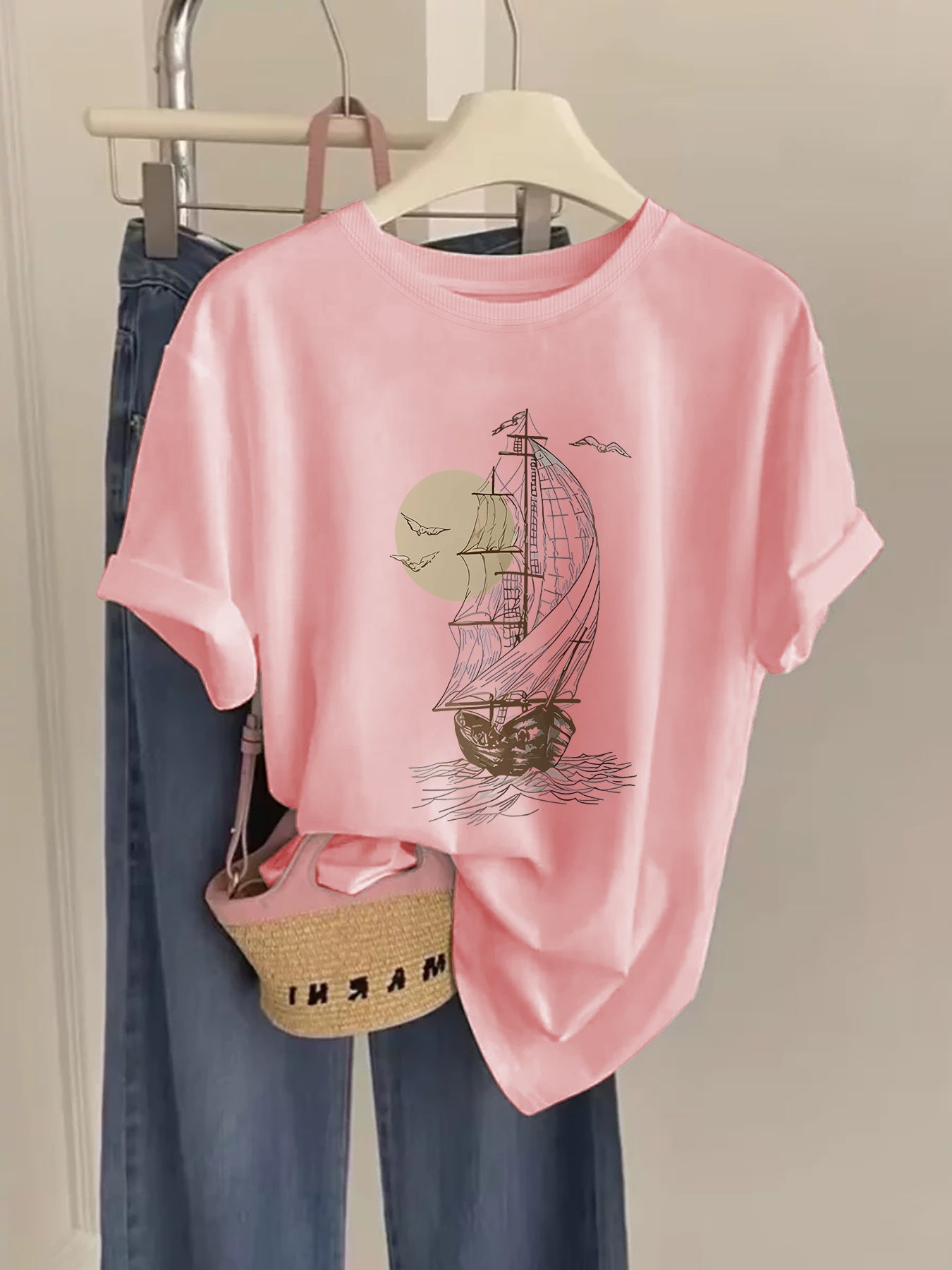 Dam T-shirt med vintage skeppstryck – casual nautisk stil