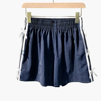 Damshorts med sportig design och dekorativa rosetter – Perfekt för sommar och semester