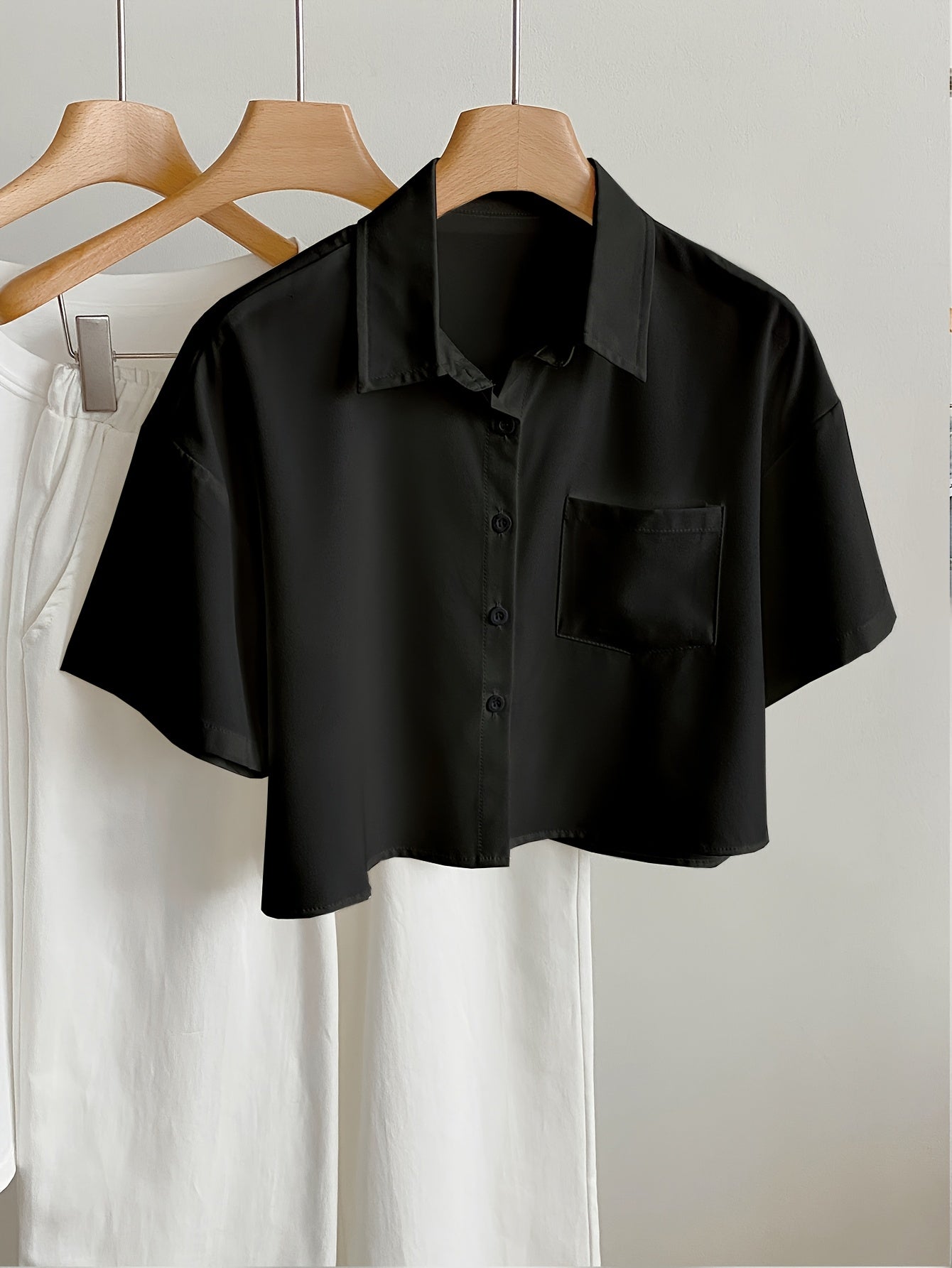 Dam Blus Kortärmad Skjorta Med Modern Cropped Passform För Vardagsbruk