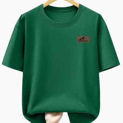 Herr T-shirt med minimalistisk bergslogga – Avslappnad och trendig vardagsstil