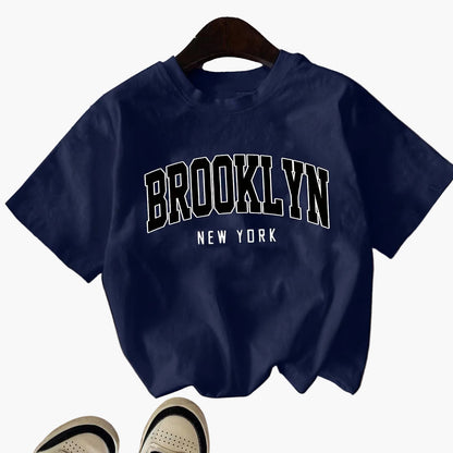 Dam T-shirt med Brooklyn-tryck och avslappnad streetwear-stil för vardagsbruk