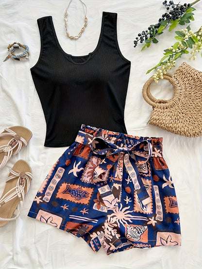 Damset med ribbad linne och tropiska shorts – semesterstil och sommaroutfit