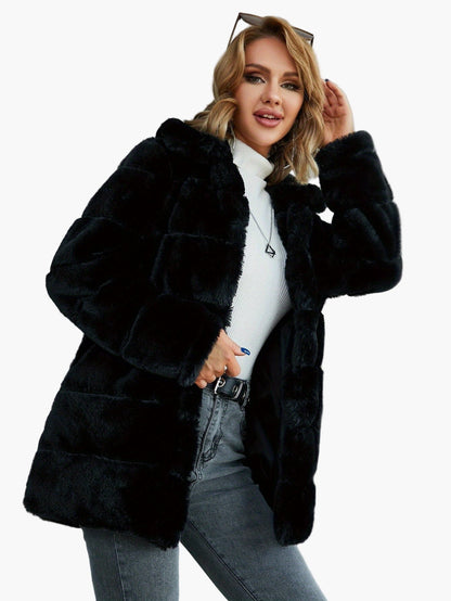 Damjacka i modern pälskänsla – trendig höst- och vinterkappa för urbana looks