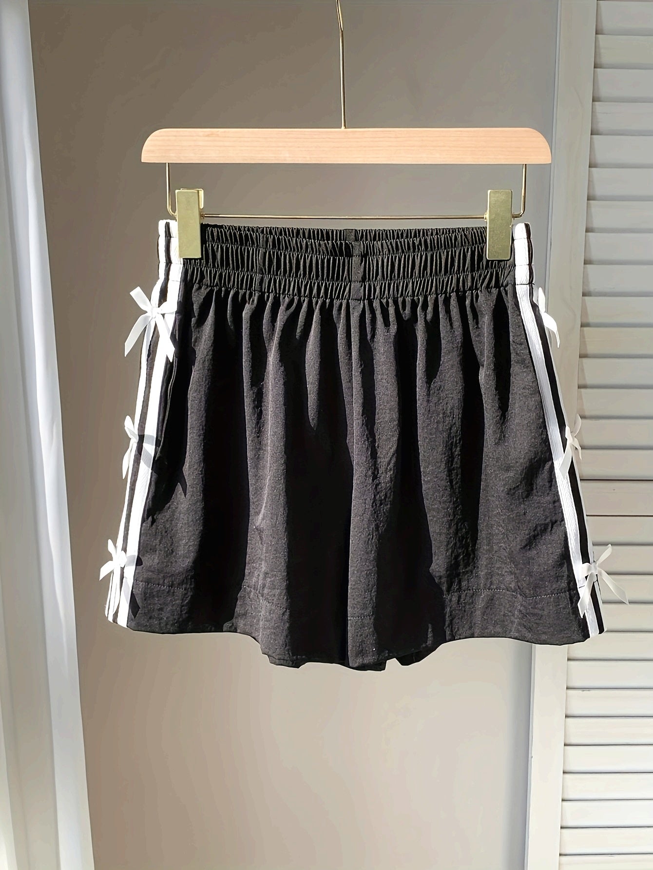 Damshorts med sportig design och dekorativa rosetter – Perfekt för sommar och semester
